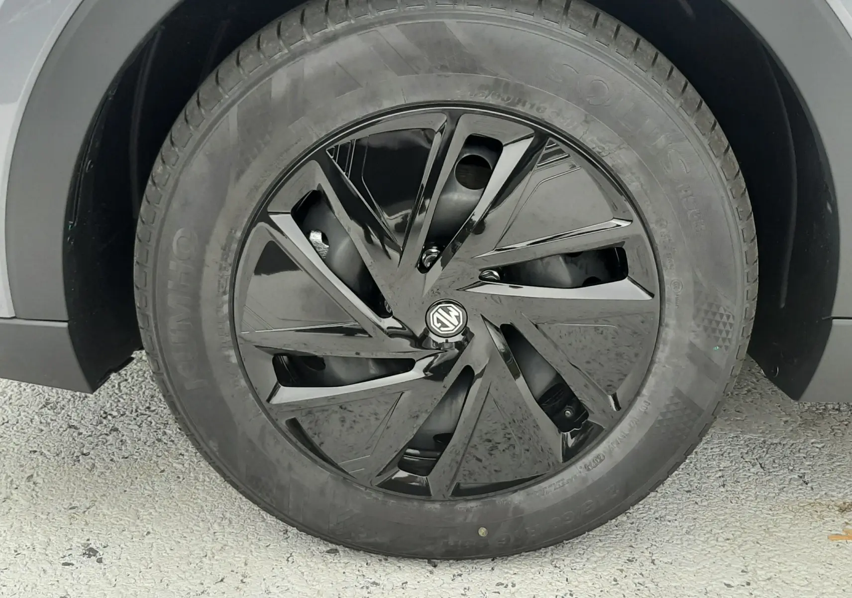Gros plan sur la roue avant droite du MG MOTOR ZS Camden Grey 2026 avec jante noire brillante au design moderne.