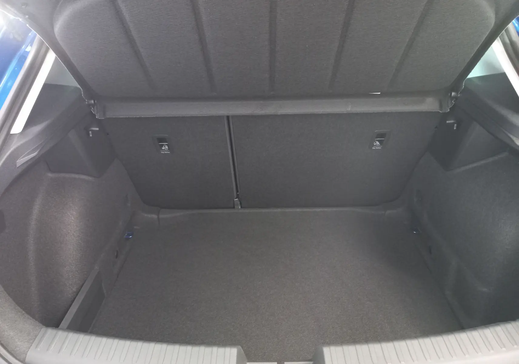 Coffre ouvert de SEAT LEON 1.5 eTSI 115 DSG7 Copa, vue intérieure, revêtement gris foncé, espace de rangement vide.