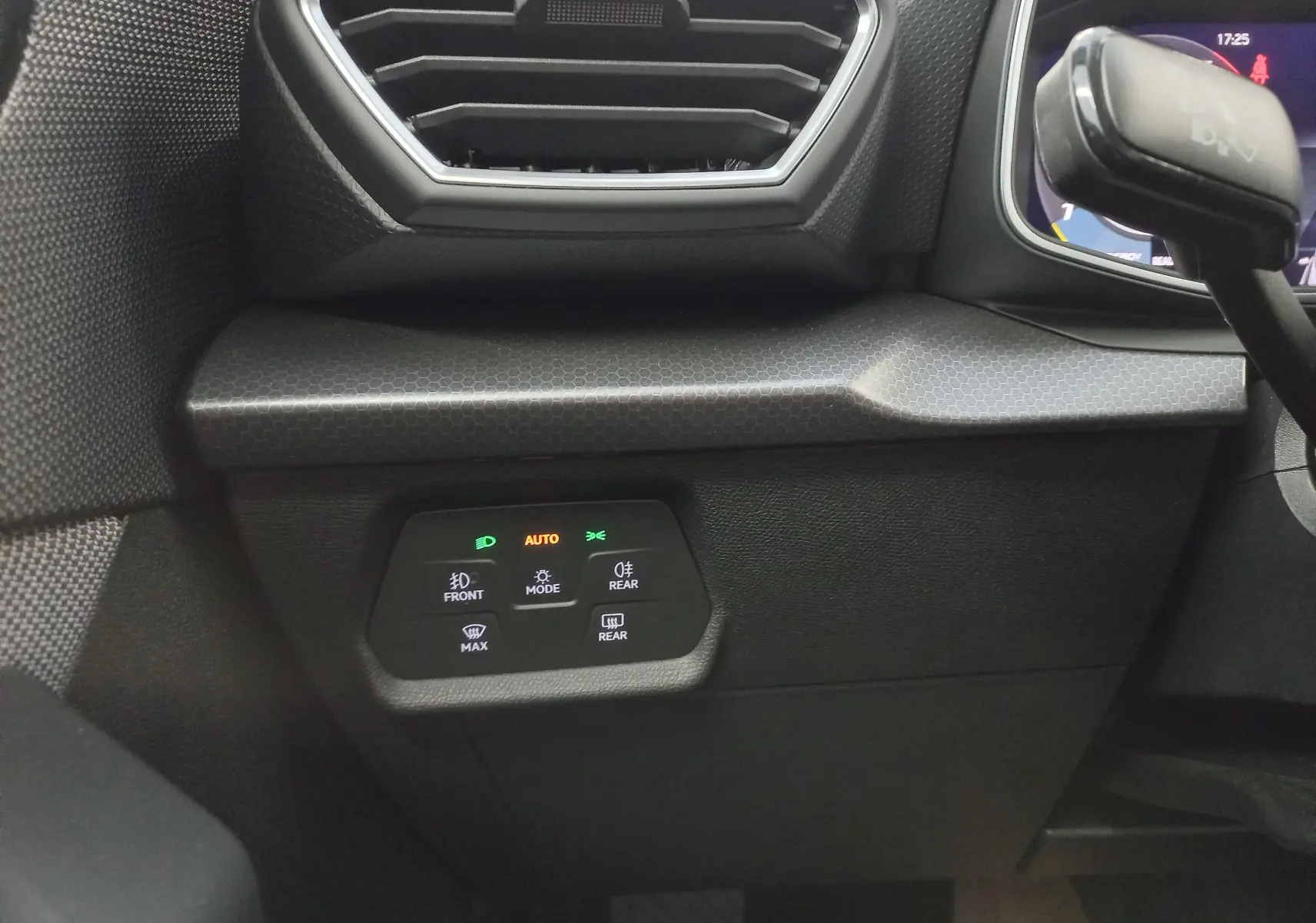 Détail du tableau de bord noir du SEAT LEON 1.5 eTSI 115 DSG7 COPA avec commandes d’éclairage et ventilation.