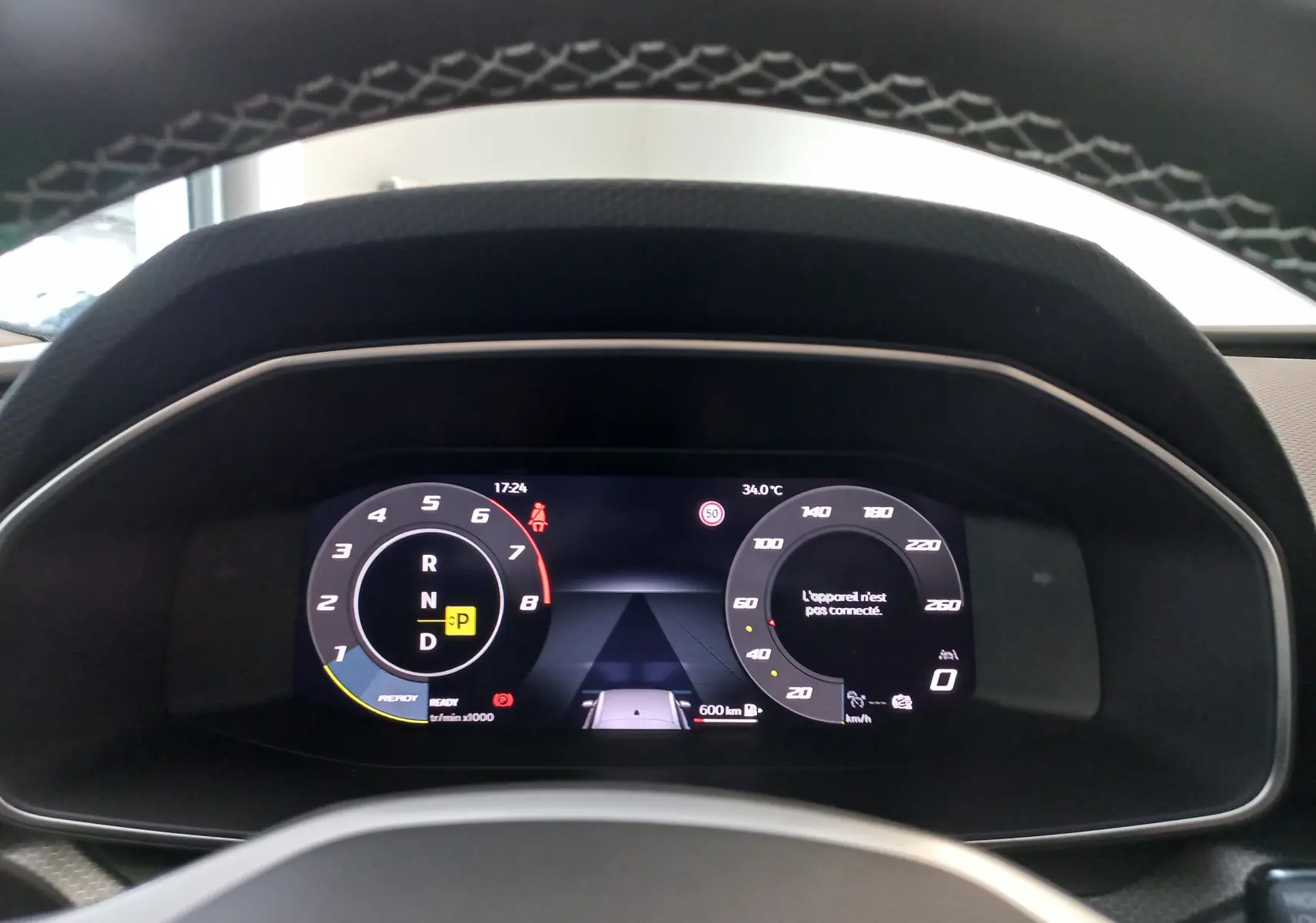 Tableau de bord numérique de la SEAT LEON 2025, affichage du compteur et mode boîte auto en vue frontale.