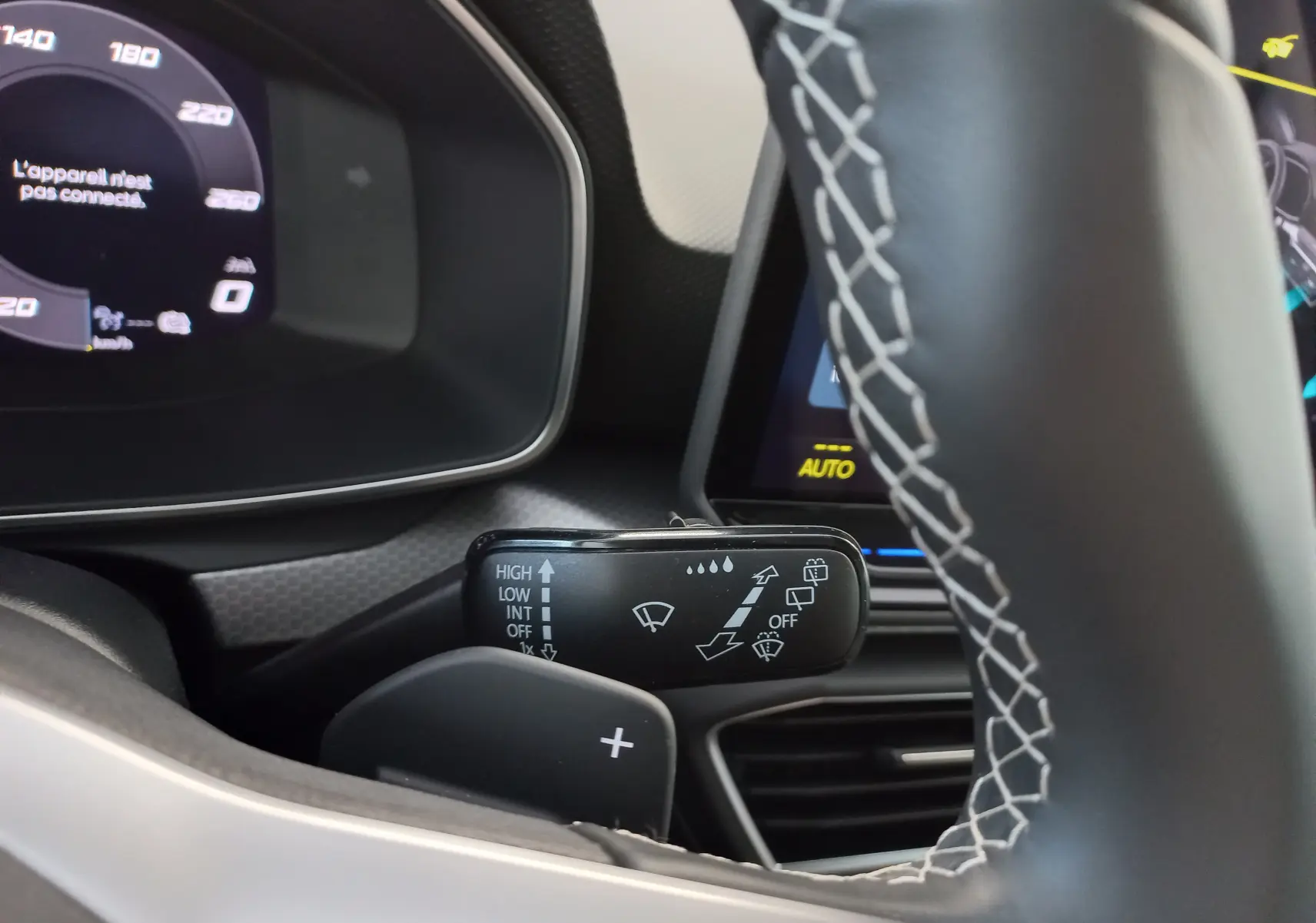 Gros plan sur le commodo d’essuie-glace côté droit du tableau de bord d’une SEAT LEON 1.5 eTSI 115 DSG7 COPA 2025.