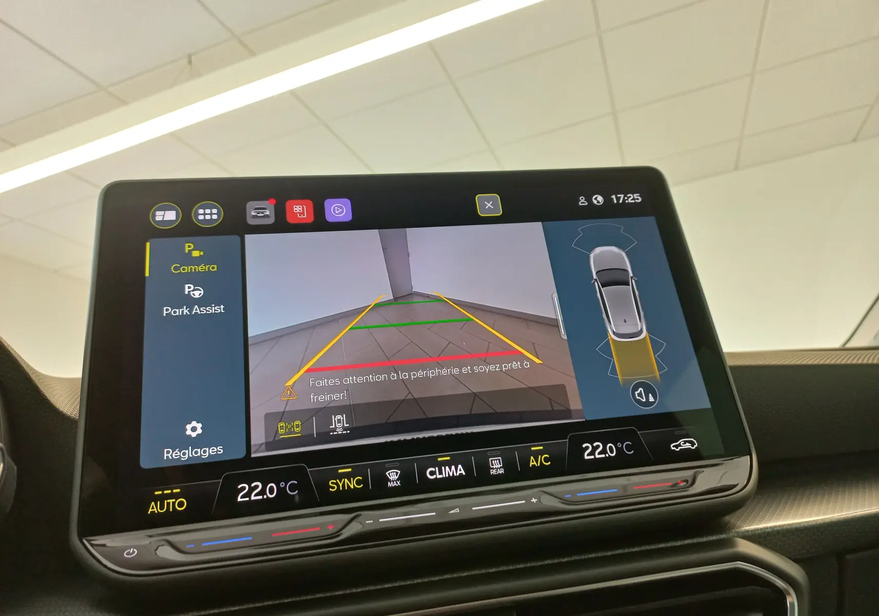 Écran central tactile du SEAT LEON 2025 montrant la caméra de recul et l'assistance au stationnement.