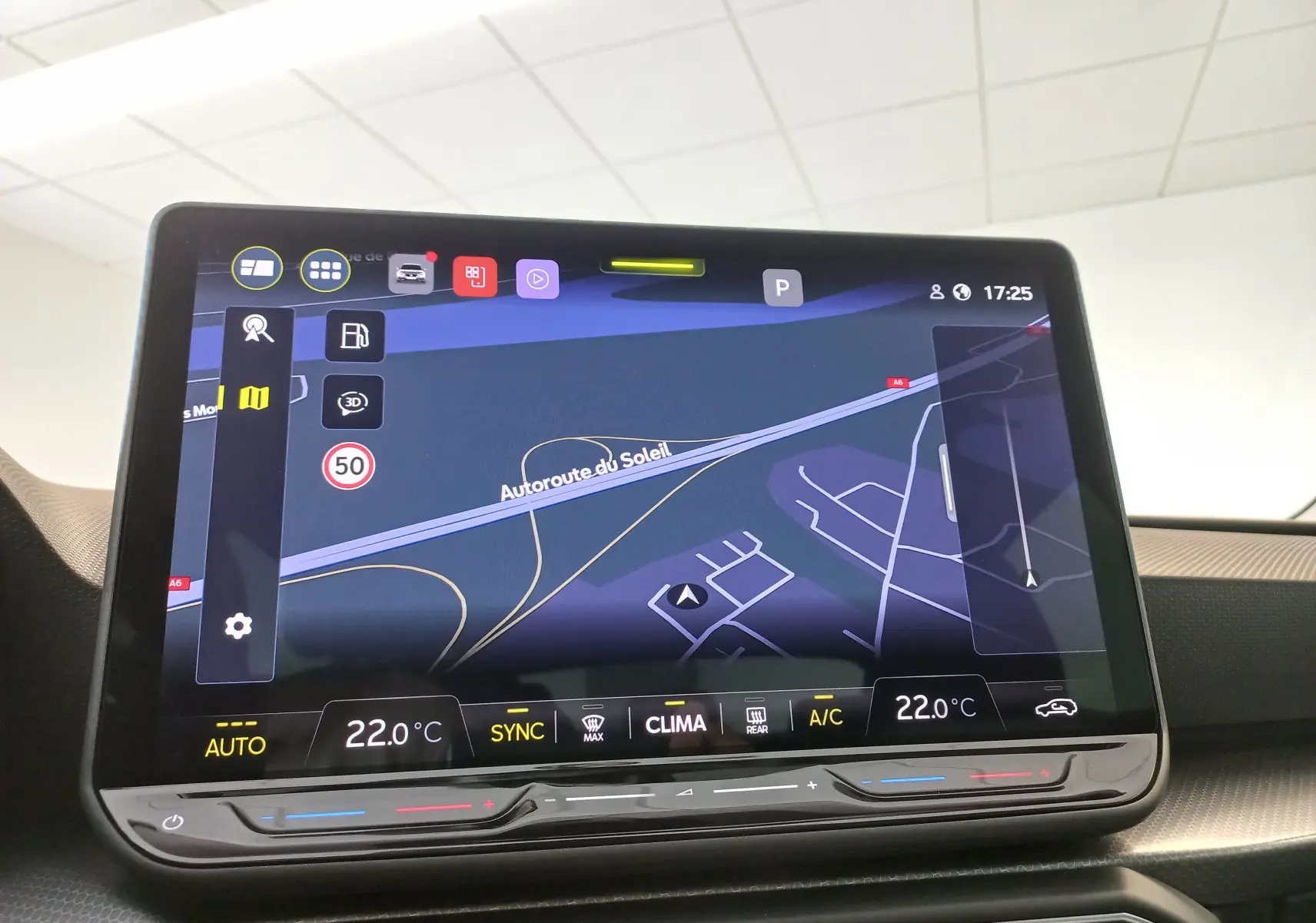 Écran central tactile de navigation 12,9 pouces dans un SEAT Leon 2025, affichant une carte routière en intérieur.