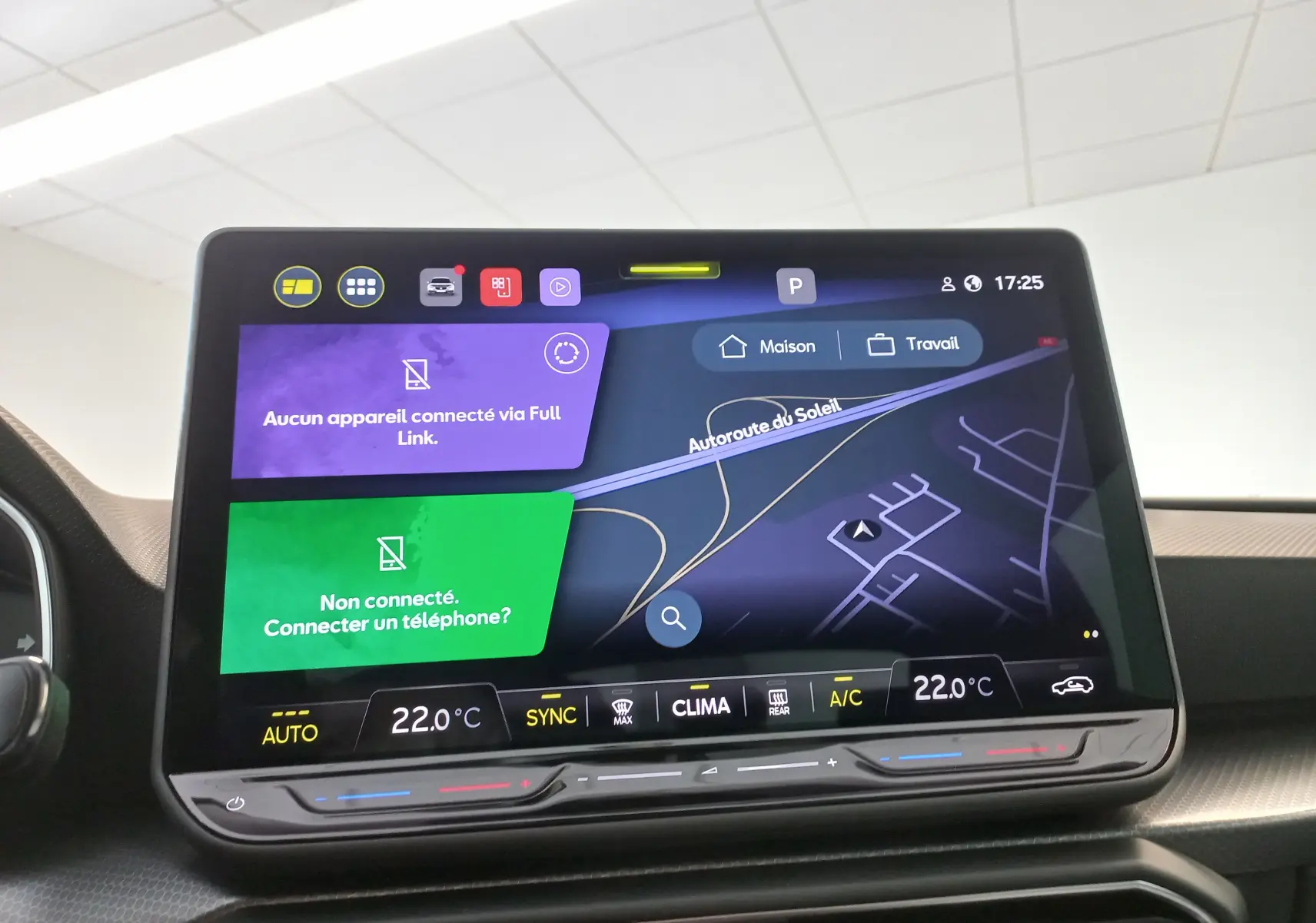 Écran tactile central 12,9'' du SEAT Leon 2025 affichant la navigation et les commandes climatiques.