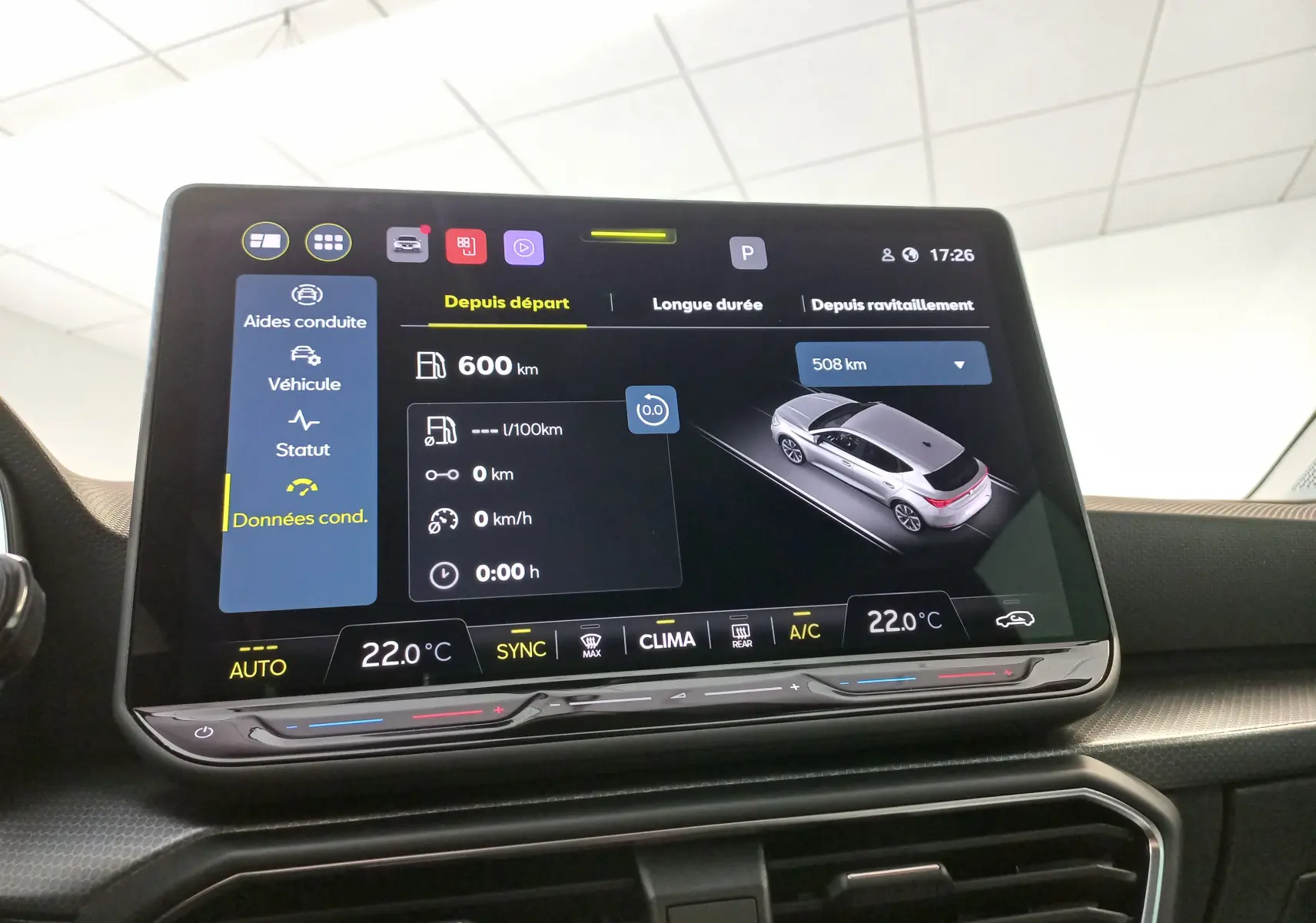 Écran tactile central de la SEAT LEON 2025 affichant les données de conduite et la température intérieure à 22°C.