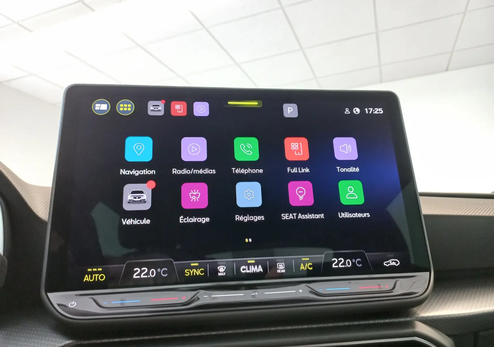 Écran tactile central 12,9'' du SEAT Leon 2025 affichant les menus de navigation, téléphone et réglages climatiques.