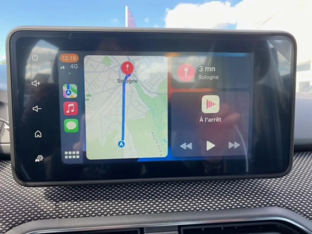 Écran tactile Media Nav Evolution de la Dacia Logan 2022 affichant navigation et musique en mode Apple CarPlay.