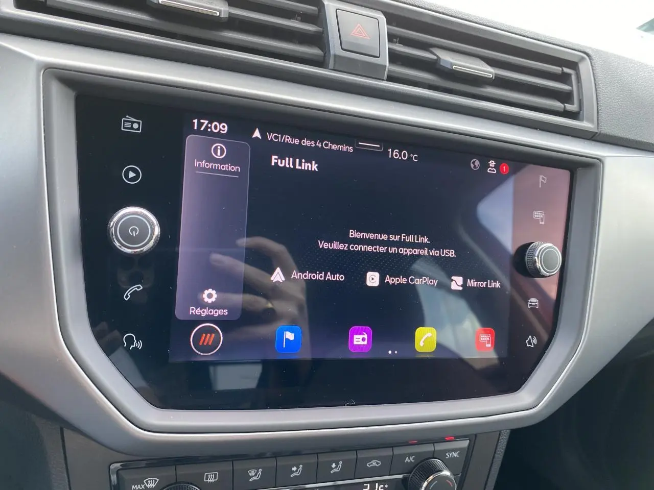 Écran tactile central du système de navigation Full Link dans une SEAT Ibiza rouge pur 2021, vue de face.