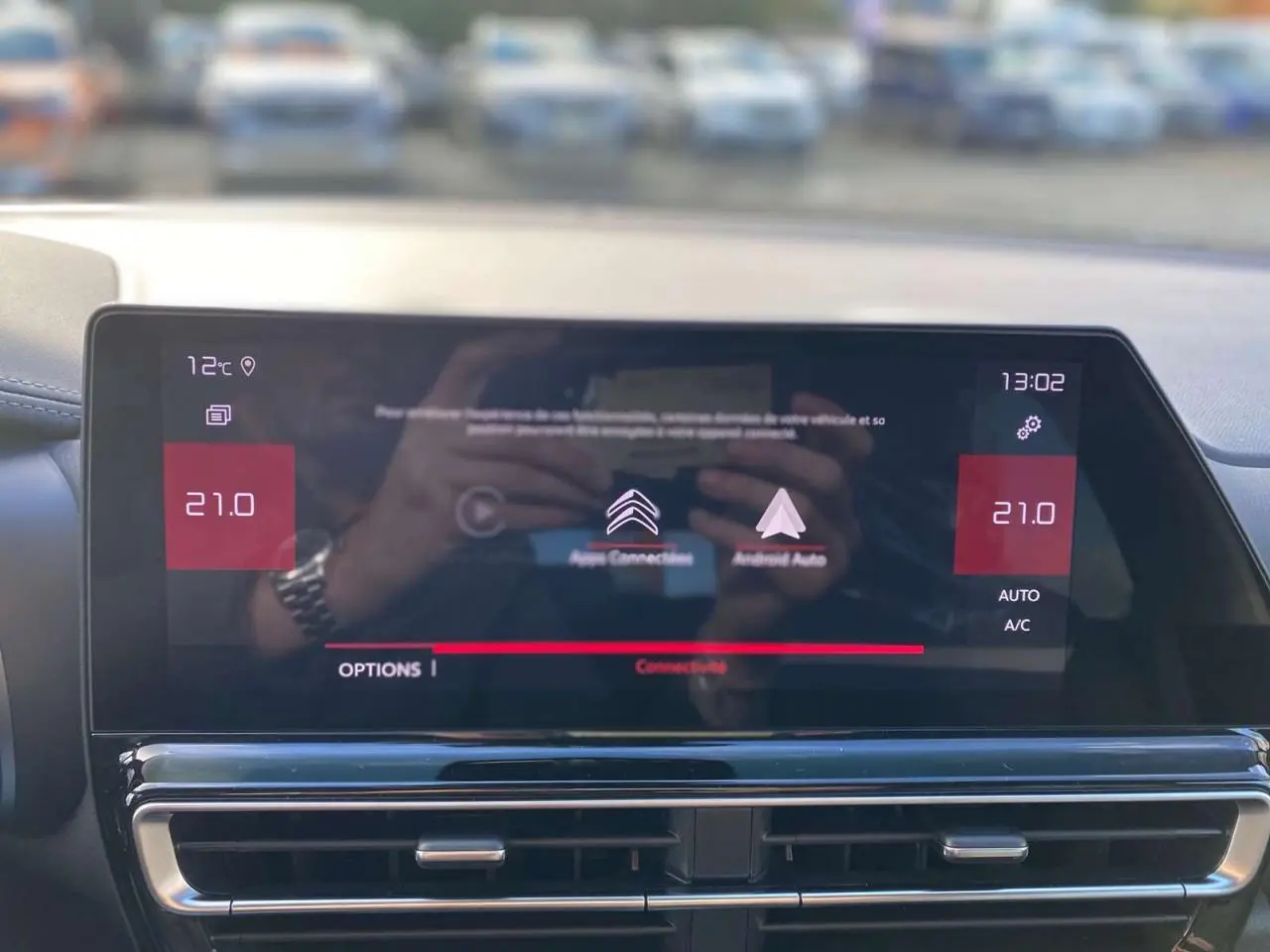 Écran tactile central du tableau de bord du Citroën C5 Aircross 2025 affichant la connectivité Apple CarPlay et Android Auto.