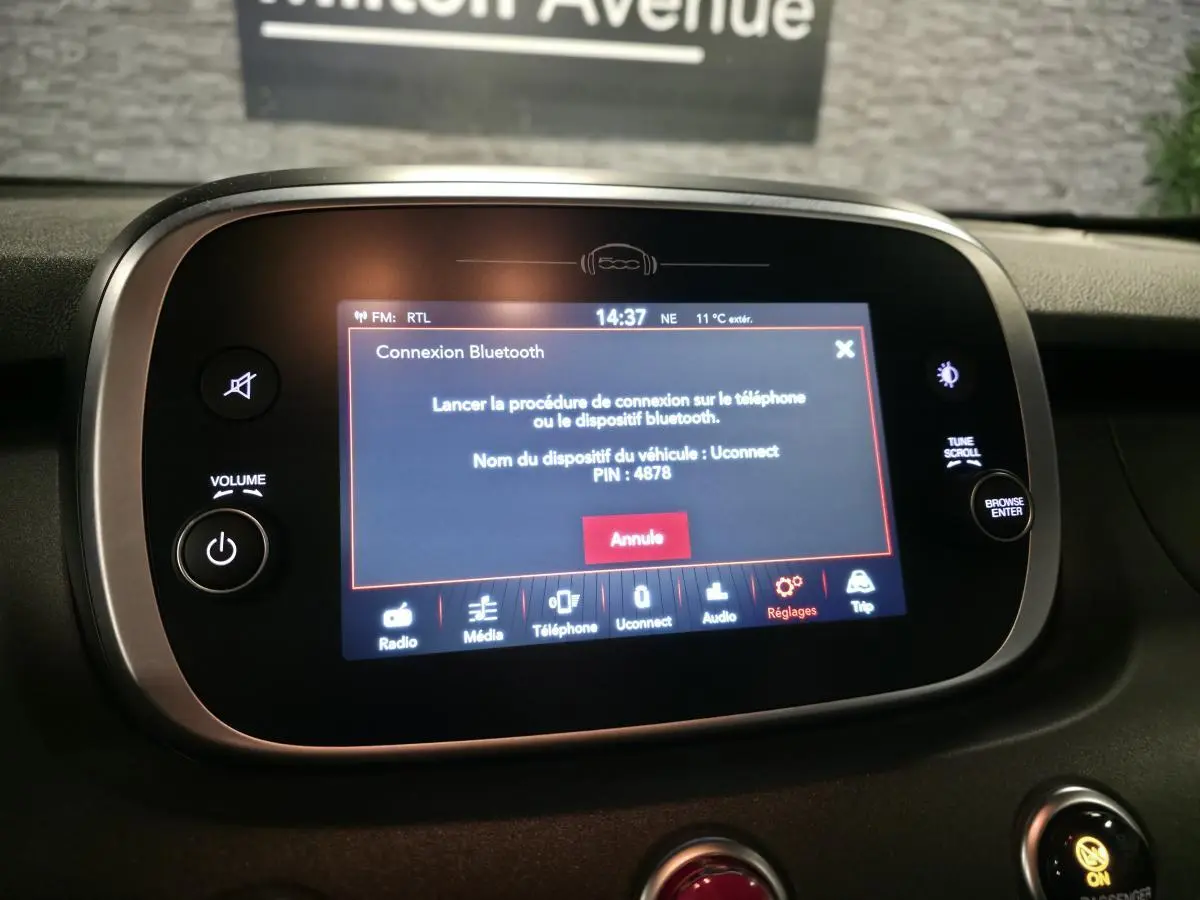 Écran tactile central du tableau de bord de la Fiat 500X 2024 affichant la connexion Bluetooth en cours.