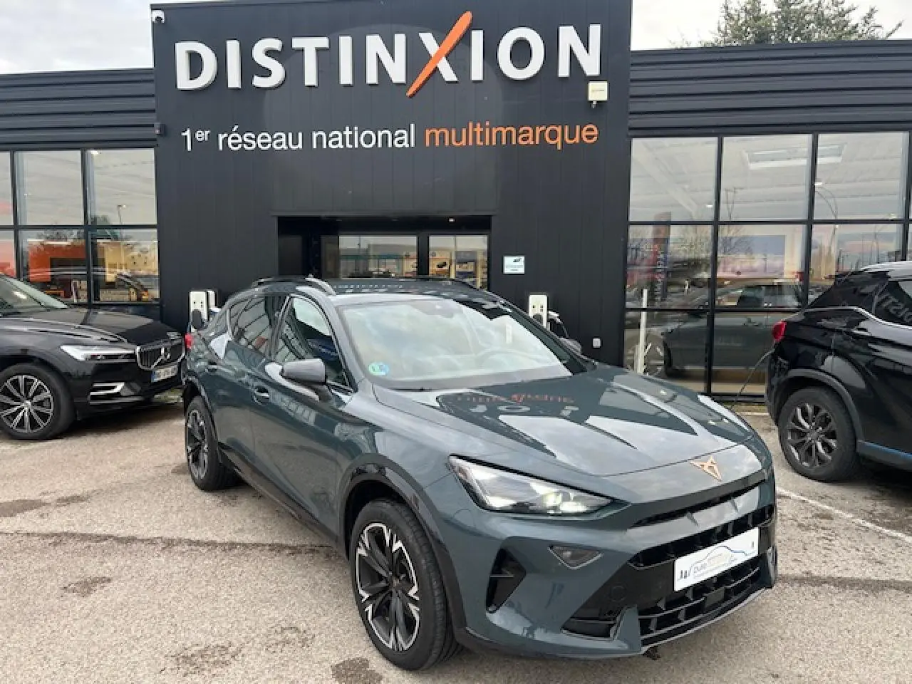 Vue 3/4 avant d'une CUPRA Formentor gris Fiord Metal avec jantes 18 pouces et signature lumineuse Tri-LED visible.