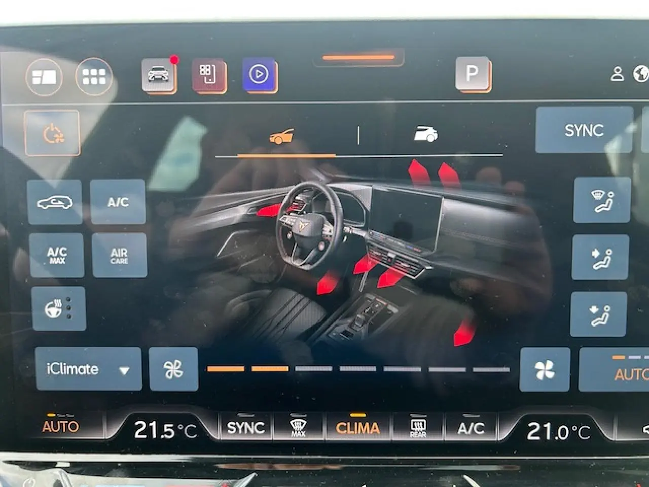 Affichage tactile montrant l'intérieur noir du CUPRA Formentor avec volant multifonction et tableau de bord digital.