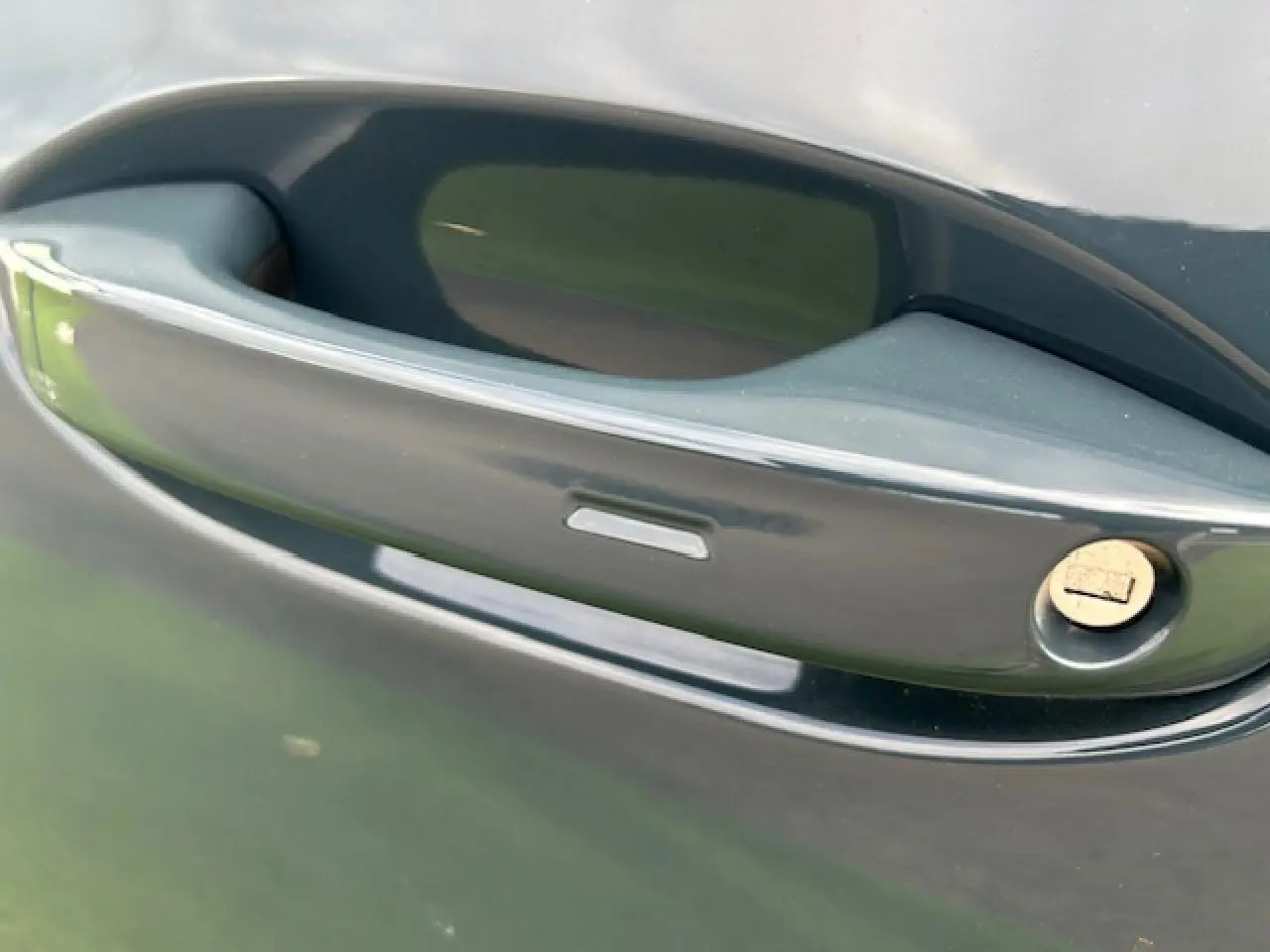 Poignée de porte gris Fiord Metal du CUPRA Formentor 2025 vue en gros plan avec serrure intégrée.