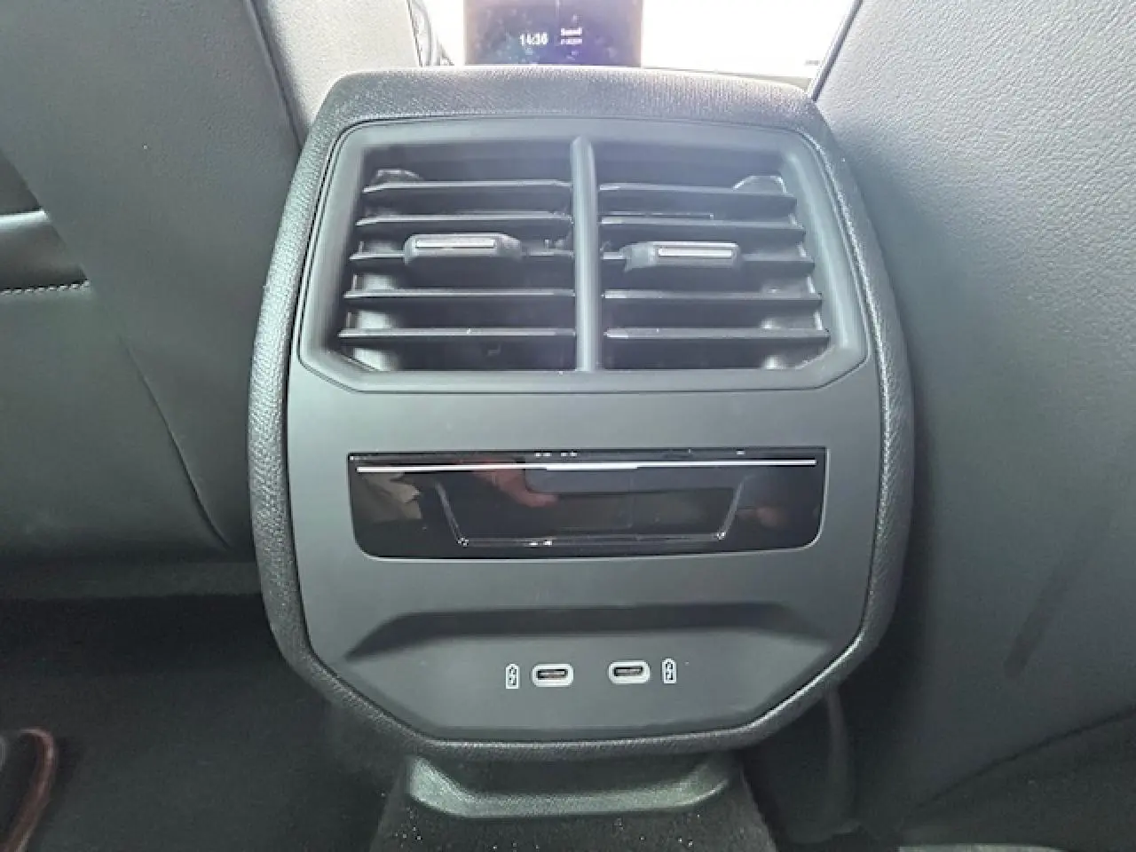 Vue rapprochée de la console arrière noire du CUPRA Formentor avec bouches d’aération et ports USB-C.