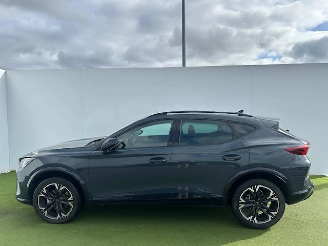 Profil droit du CUPRA Formentor gris Fiord Metal 2025 avec jantes alliage 18 pouces et toit noir.