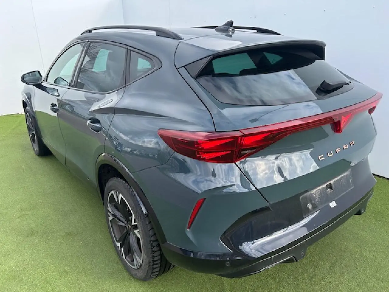 Vue 3/4 arrière droite du CUPRA Formentor gris Fiord Metal avec feux arrière Tri-LED et jantes alliage 18 pouces Sonora.