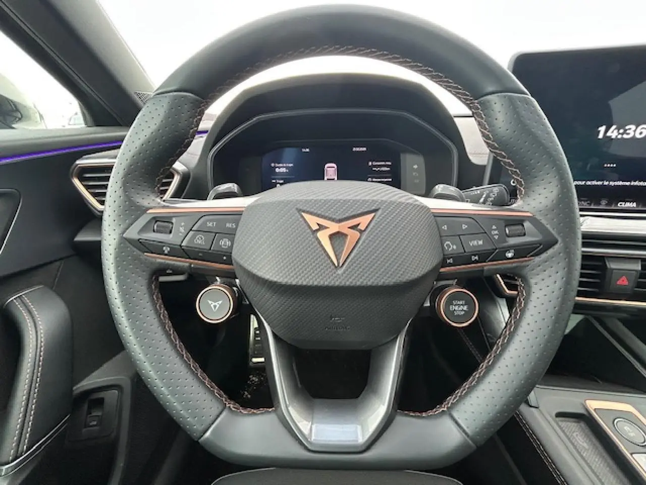 Vue rapprochée du volant cuir perforé gris avec logo CUPRA cuivre et commandes multifonctions du Formentor 2025.