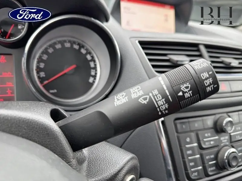 Gros plan sur la commande d’essuie-glace dans l’habitacle d’un Opel Mokka noir carbone, tableau de bord en arrière-plan.