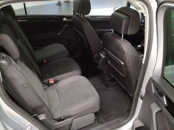 Vue intérieure côté droit sur les sièges individuels de la 2ème rangée du Volkswagen Touran gris 2025, finition Style.