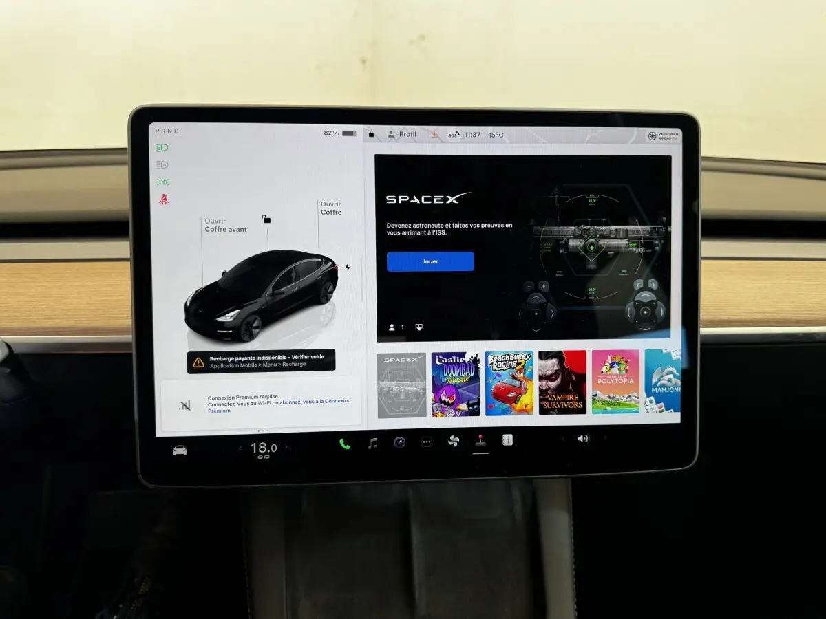 Écran tactile central 15 pouces du Tesla Model 3 noir 2023, affichant interface multimédia et contrôle véhicule.