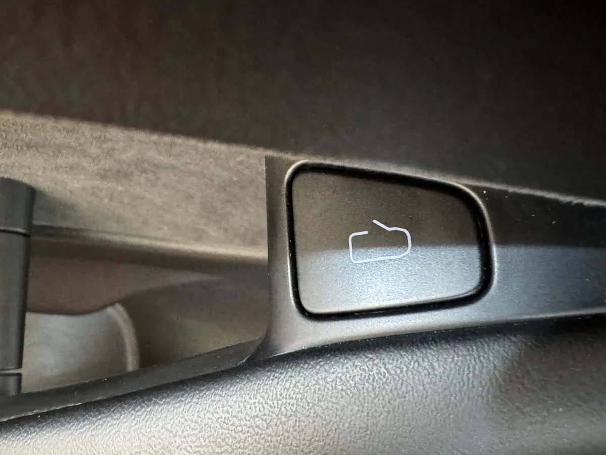 Bouton de réglage des rétroviseurs sur la porte intérieure noire d'une Tesla Model 3 Grande Autonomie 2023.