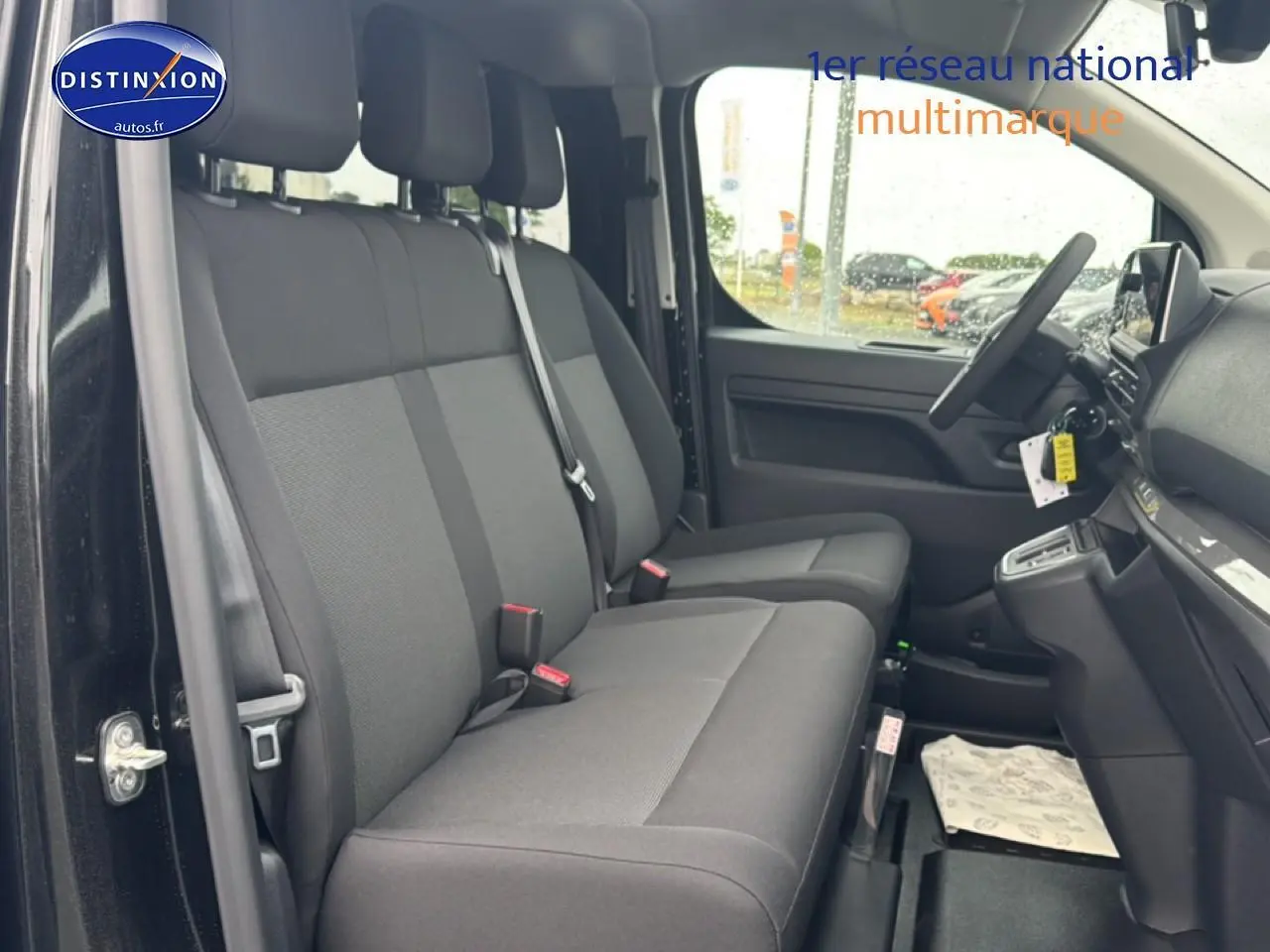Vue intérieure côté gauche du Fiat Scudo Combi noir 2026, montrant la banquette avant 2 places et le tableau de bord.