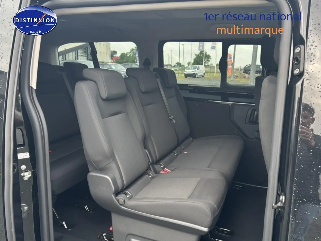 Vue intérieure côté droit du FIAT Scudo Combi noir, montrant la banquette 3 places et la porte latérale coulissante ouverte.