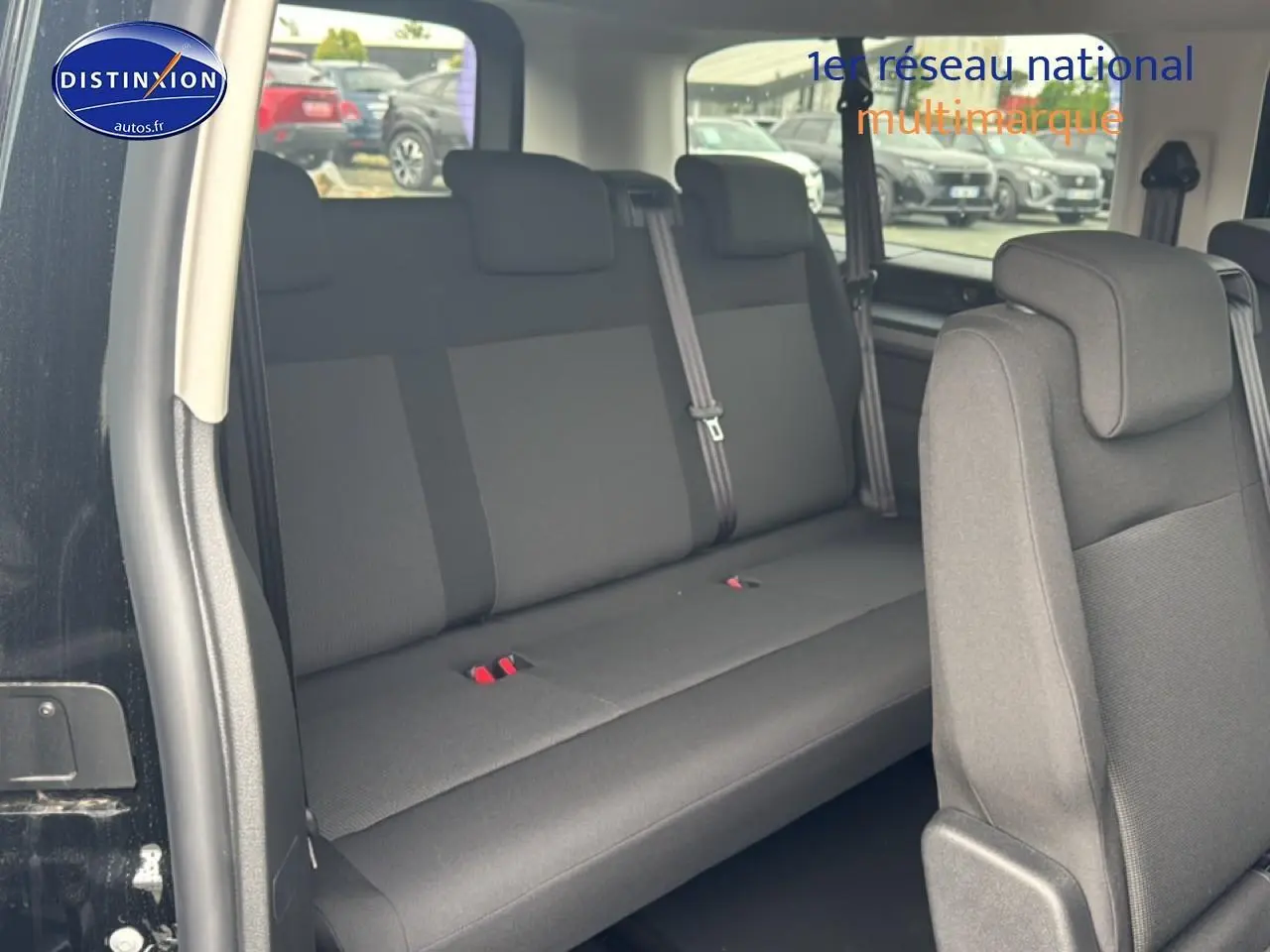 Vue intérieure côté droit sur la banquette arrière noire du FIAT Scudo Combi XL 2026 avec porte latérale coulissante ouverte.