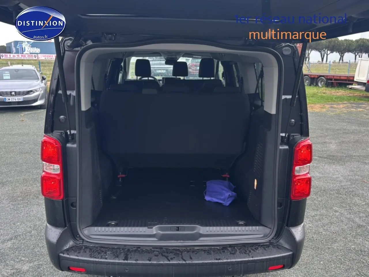 Vue arrière du FIAT Scudo Combi noir 2026 avec hayon ouvert montrant l'espace de chargement vide et une banquette arrière.