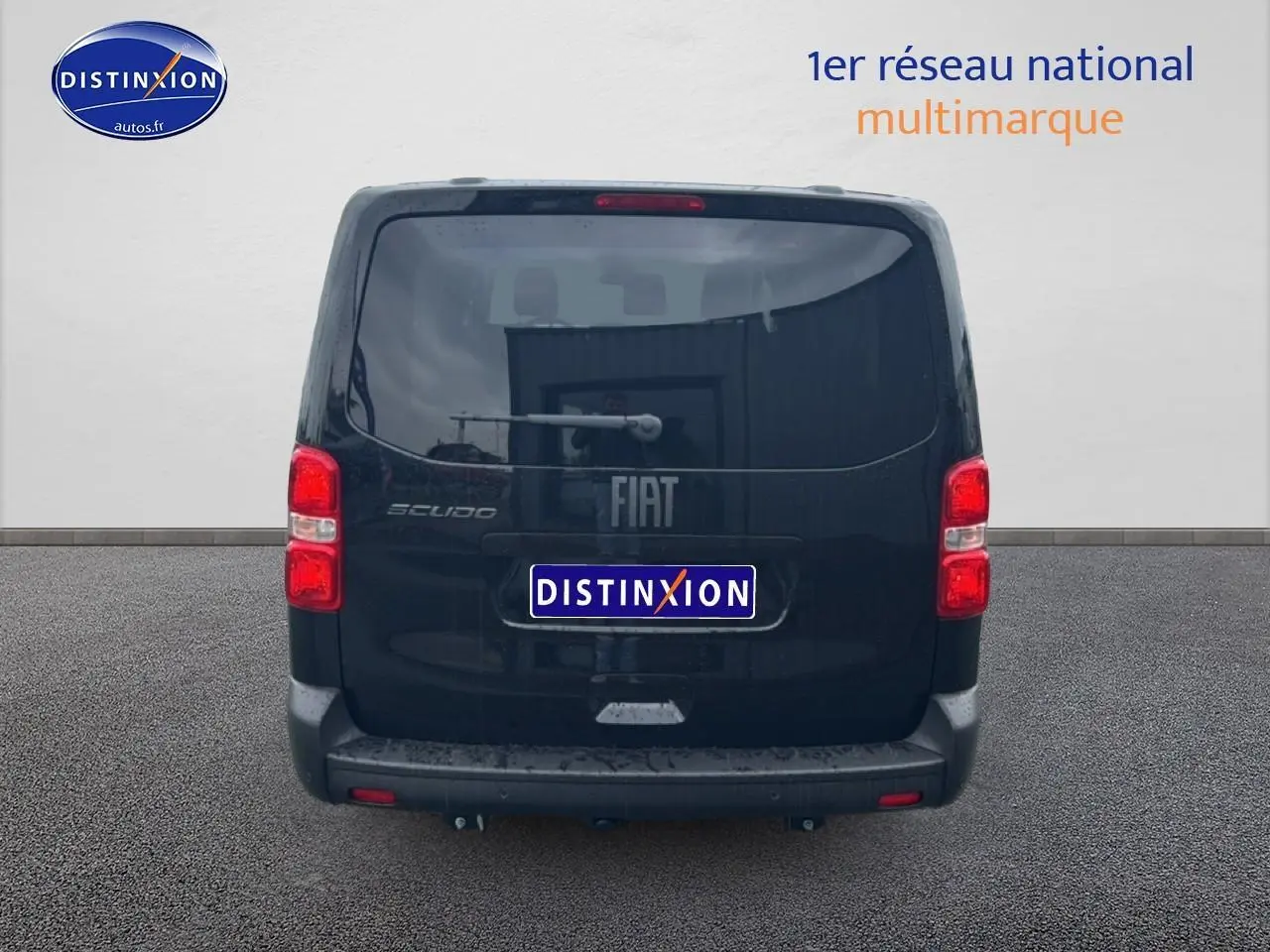 Vue arrière d'un FIAT Scudo Combi noir avec hayon, vitres teintées et logo FIAT visible.