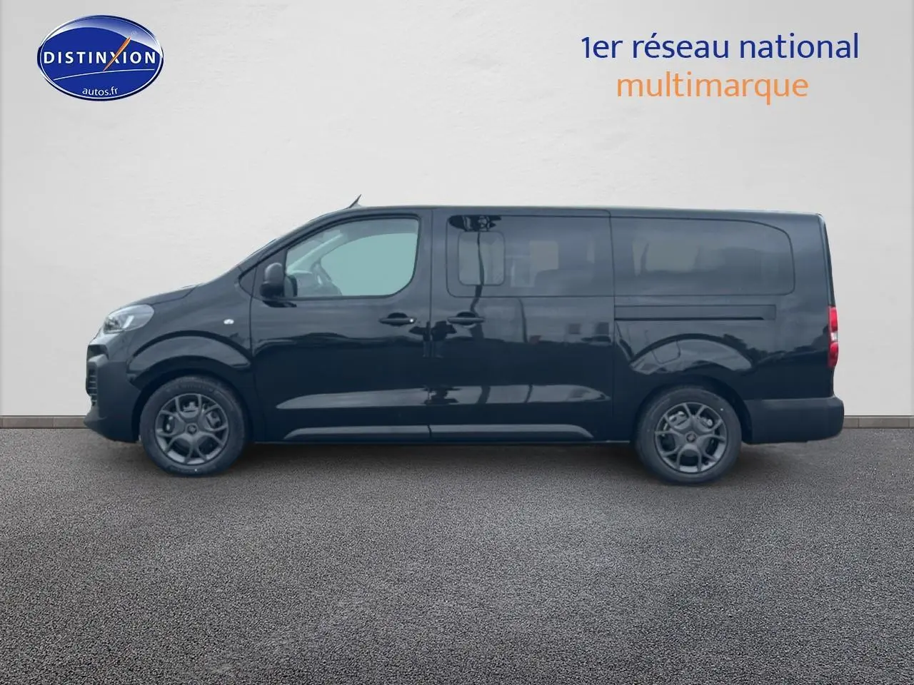 Vue latérale droite d'un FIAT Scudo Combi noir avec porte latérale coulissante et jantes foncées.