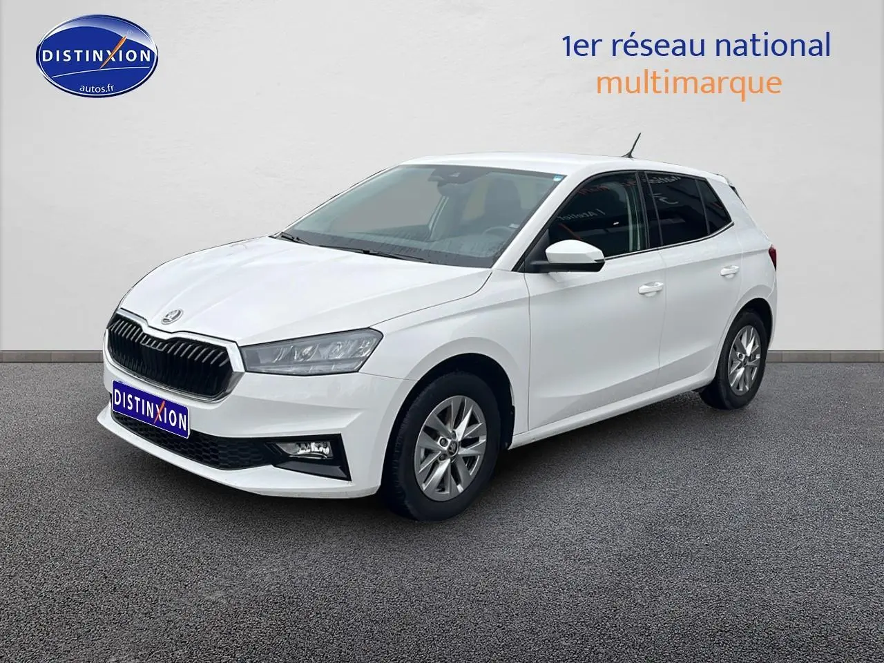 Skoda Fabia blanche vue en 3/4 avant droit, avec jantes alu et feux avant LED visibles.