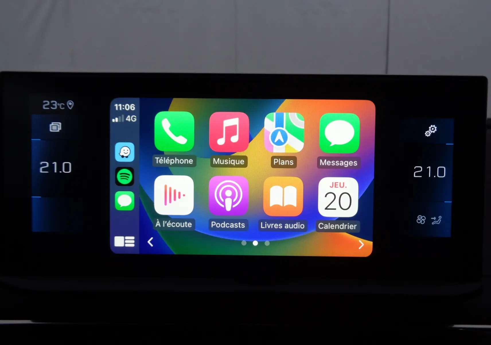 Écran tactile central du Peugeot 3008 2023 affichant les applications Apple CarPlay avec réglage de la climatisation à 21°C.