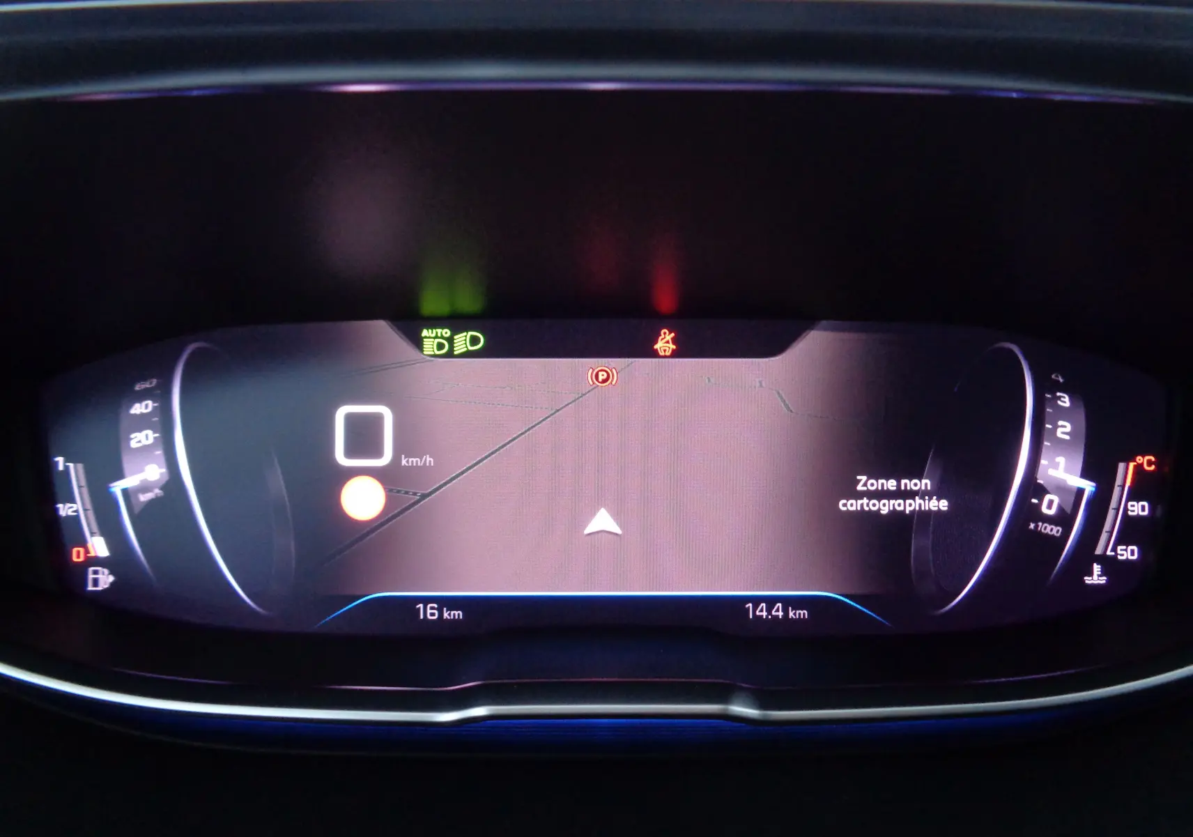 Tableau de bord numérique du Peugeot 3008 2023 affichant la vitesse à 0 km/h et une zone non cartographiée sur la navigation.