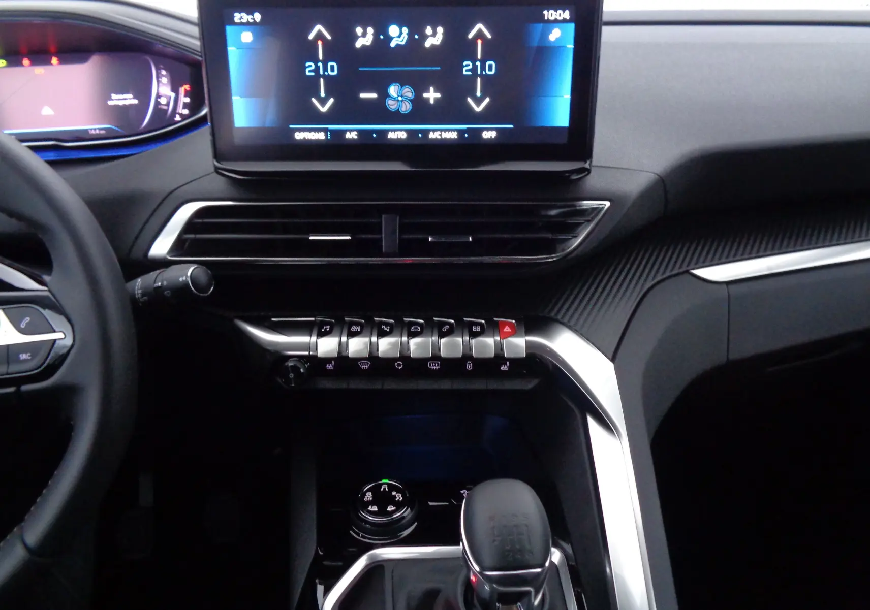 Vue intérieure du tableau de bord et console centrale du Peugeot 3008 gris, avec écran tactile et commandes de climatisation.