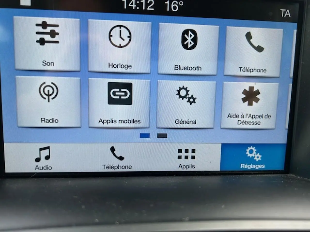 Écran tactile central du Ford C-MAX gris clair, affichant le menu des réglages avec icônes fonctionnelles.