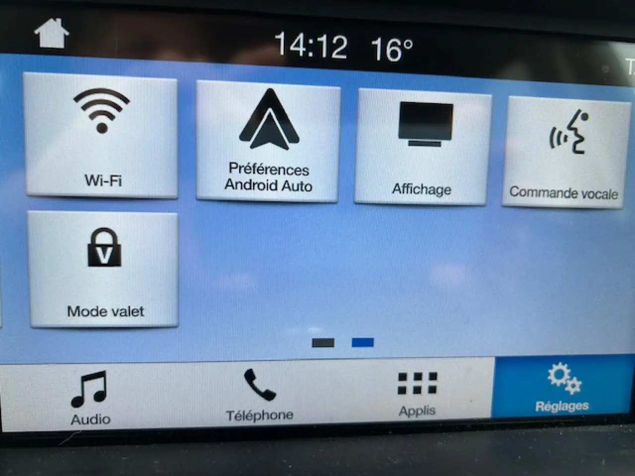 Écran tactile du système SYNC 3 de la Ford C-MAX gris clair, affichant les options Wi-Fi et Android Auto.