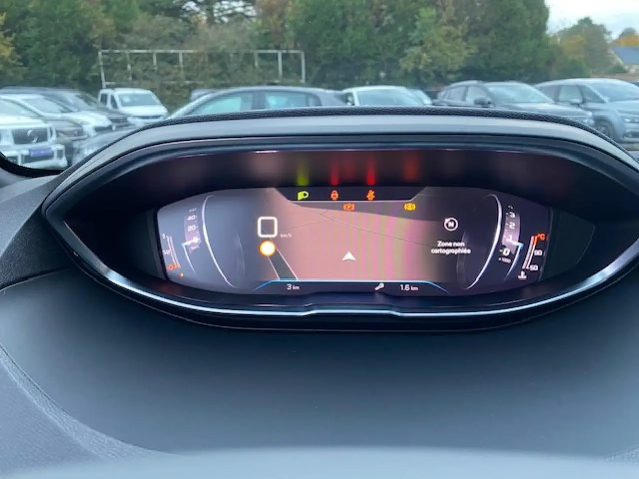 Tableau de bord numérique du Peugeot 5008 noir 2023 affichant la navigation et les voyants d'alerte.