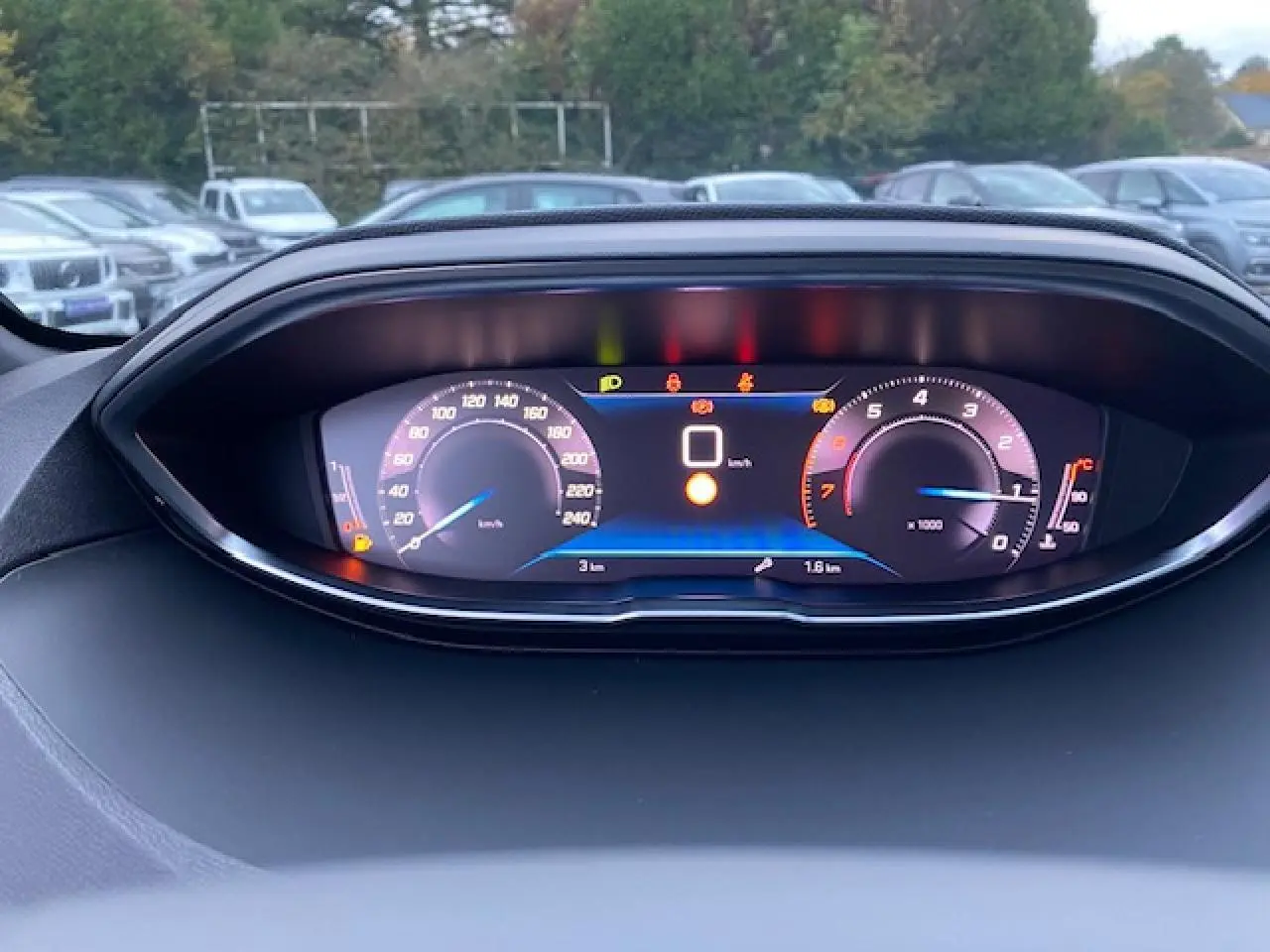 Vue rapprochée du tableau de bord numérique du Peugeot 5008 2023, affichant vitesse et compte-tours.