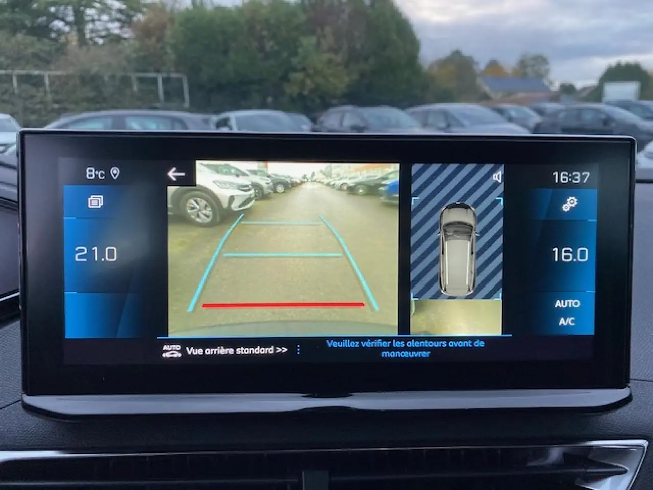 Écran tactile du tableau de bord du Peugeot 5008 noir 2023 affichant la caméra de recul et la vue 360° arrière.