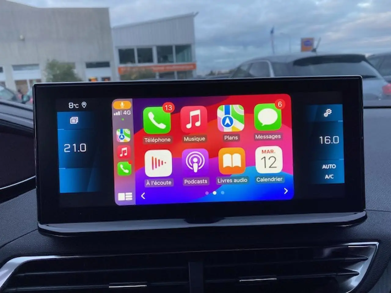 Écran tactile central du tableau de bord du Peugeot 5008 noir, affichant la navigation 3D et les applications connectées.