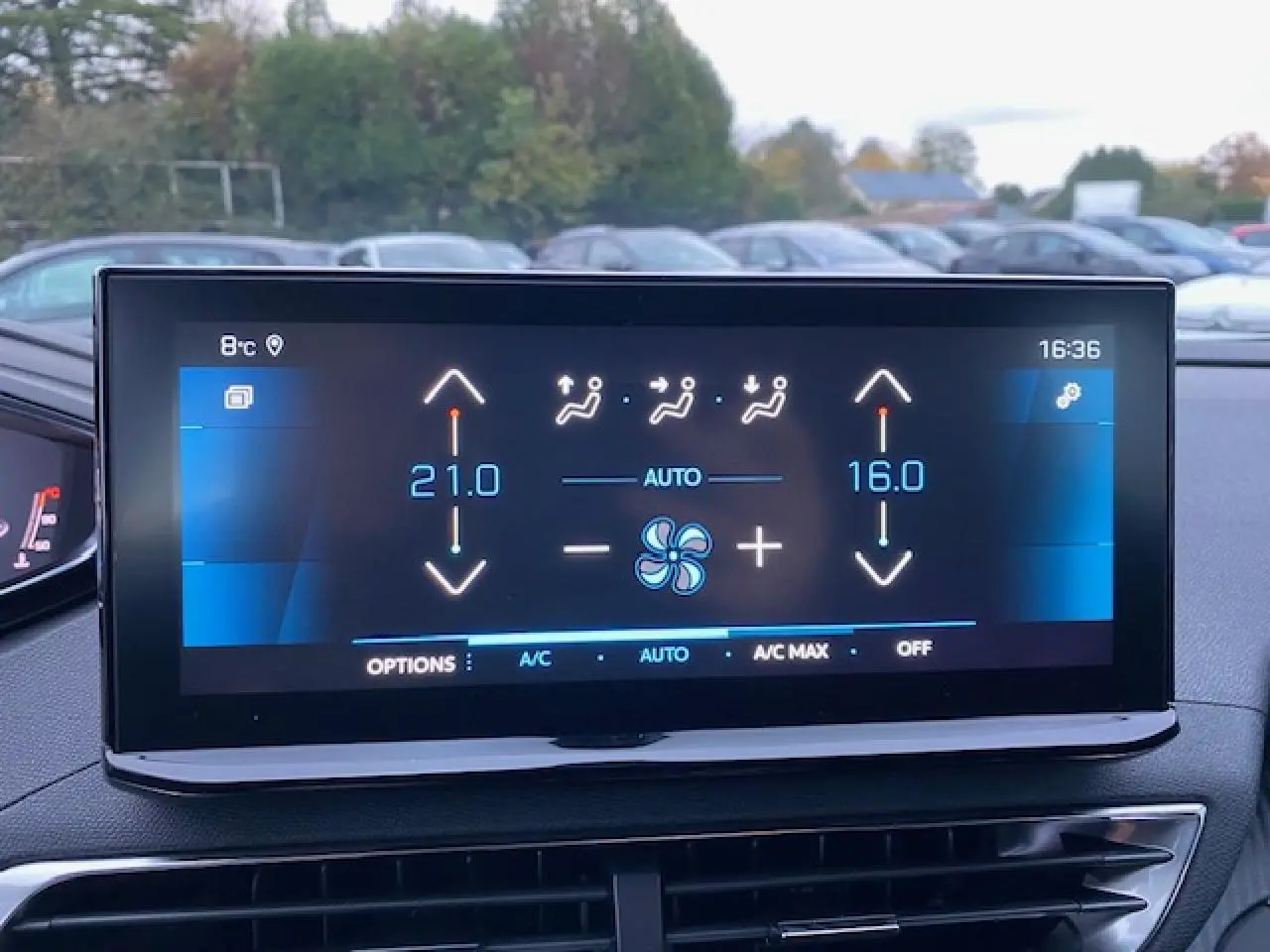 Écran tactile capacitif 10 pouces du Peugeot 5008 noir 2023 affichant la climatisation automatique bi-zone.