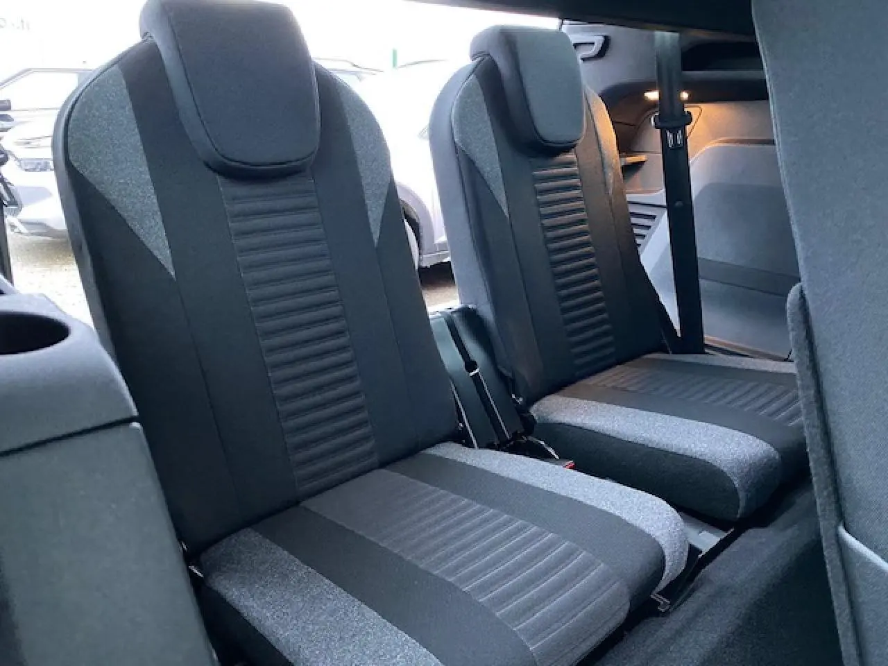 Vue rapprochée des sièges arrière en tissu gris et noir du Peugeot 5008 2023 version Active Pack.