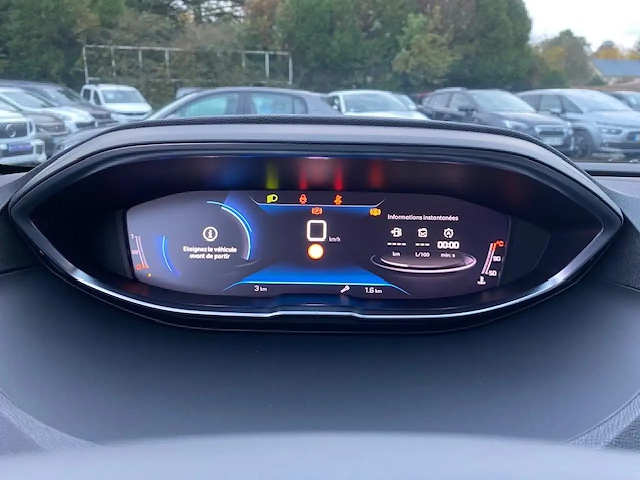 Tableau de bord numérique du Peugeot 5008 2023 affichant les informations de conduite et alertes en vue frontale rapprochée.
