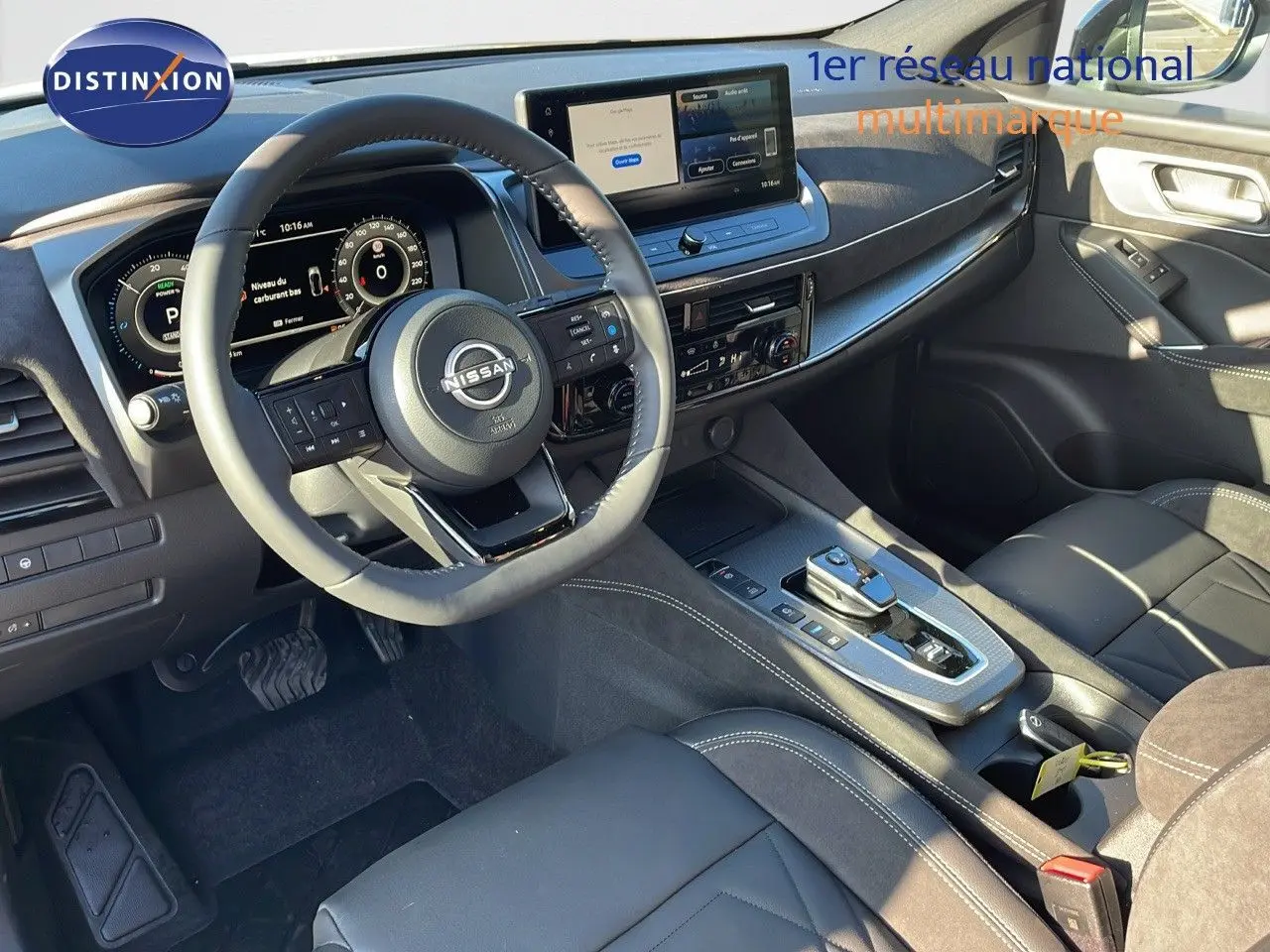 Intérieur du Nissan Qashqai 2025 en vue côté conducteur, tableau de bord numérique et sellerie cuir noir visible.
