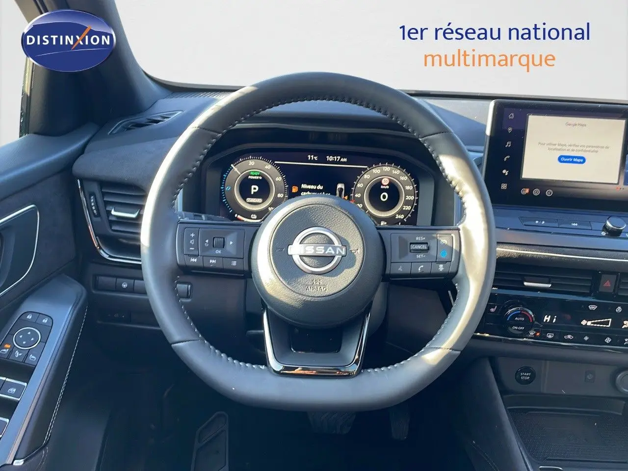 Vue intérieure centrée sur le volant cuir noir du Nissan Qashqai 2025 avec tableau de bord digital et écran tactile.