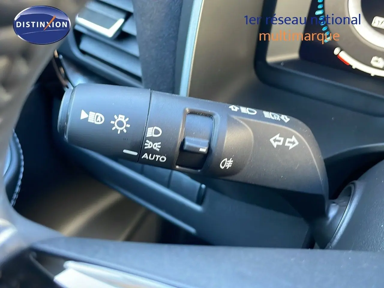 Gros plan sur la commande des phares et clignotants du Nissan Qashqai 2025, intérieur noir moderne.