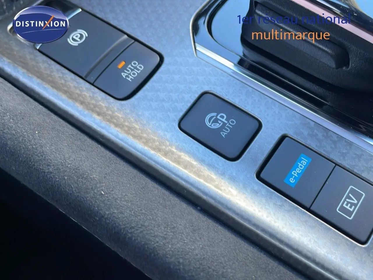 Gros plan sur la console centrale du Nissan Qashqai 2025 avec boutons e-Pedal, EV et frein de parking électronique.