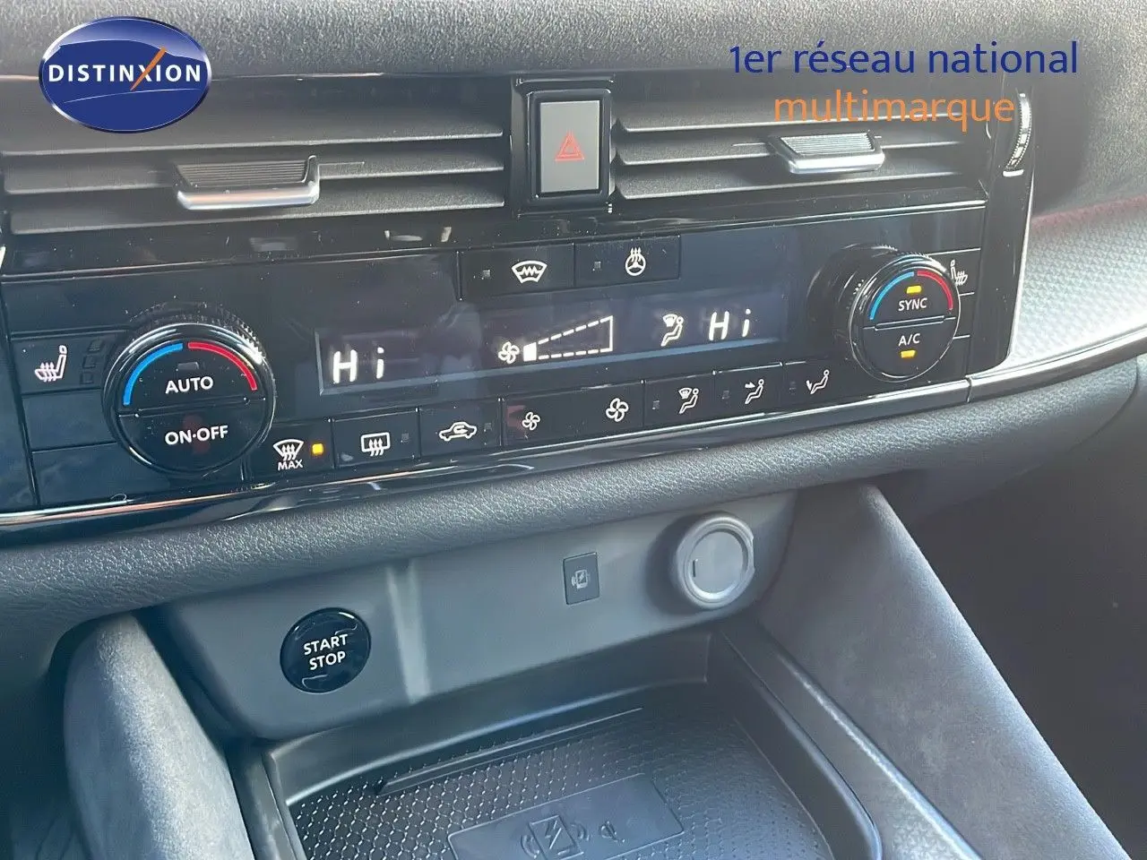 Tableau de bord du Nissan Qashqai 2025 avec commandes climatisation digitales et bouton start/stop en vue rapprochée.
