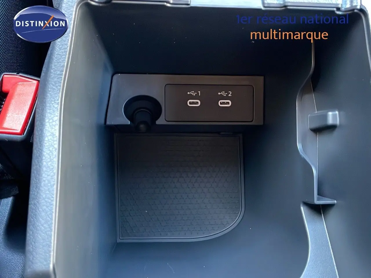Vue rapprochée de la console centrale du Nissan Qashqai 2025, montrant deux ports USB-C dans un compartiment noir.